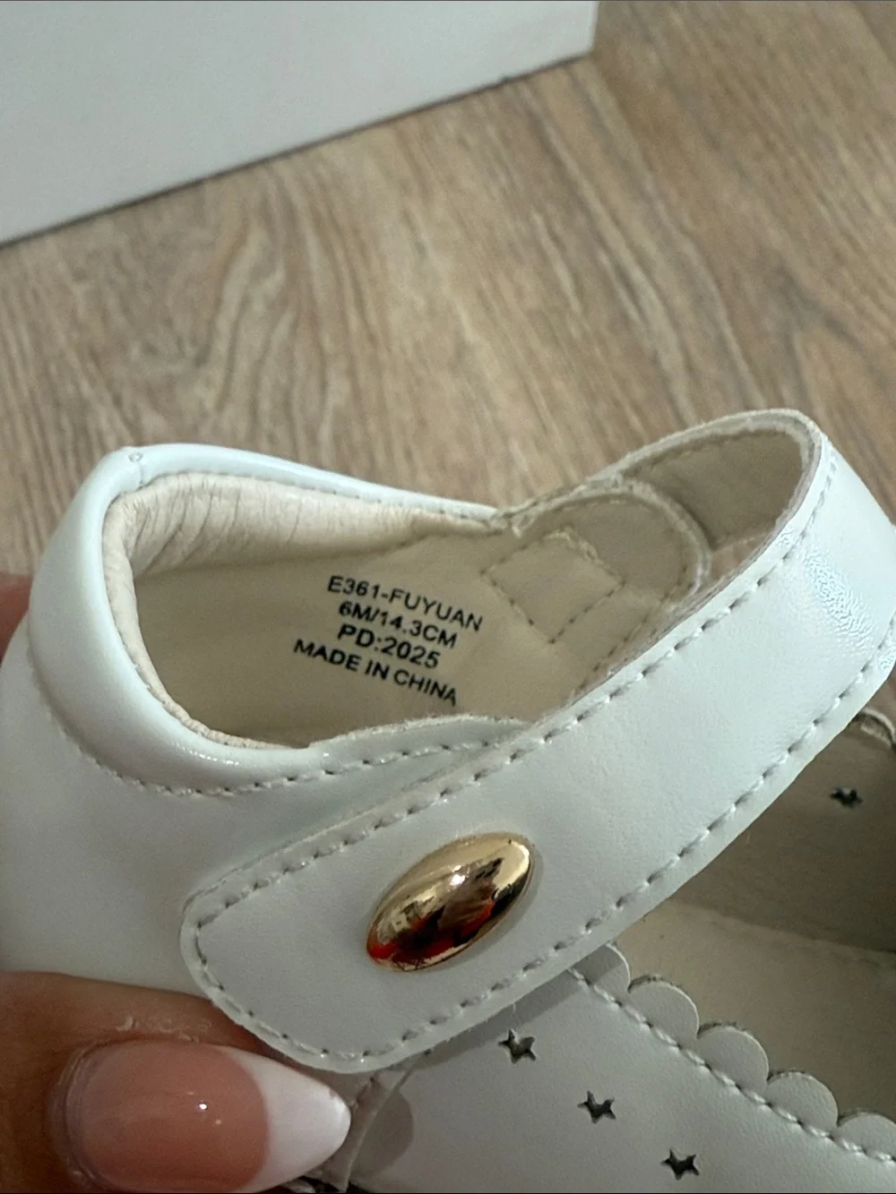 Classic White Mary Jane Kids Shoes with Scallop Detail